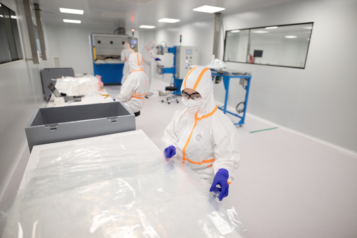 CamLock Panels Designing Modular Layouts for Controlled Environments