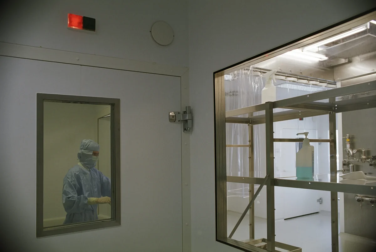 Clean Room 8. Bi-lock