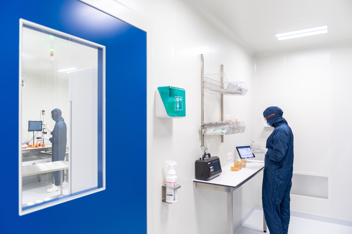 Clean Room Door Cleaning Routines and Gasket Checks for Longevity