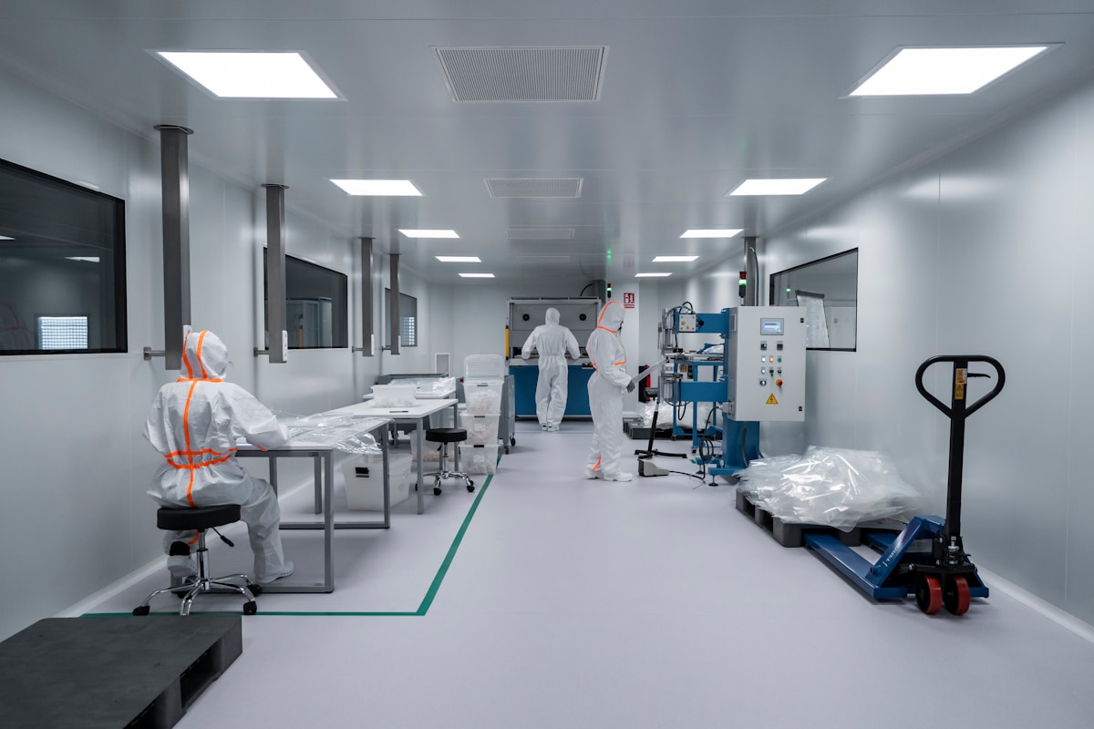 Cleanroom Daily Disinfection vs. Weekly Deep Cleaning: What to Do