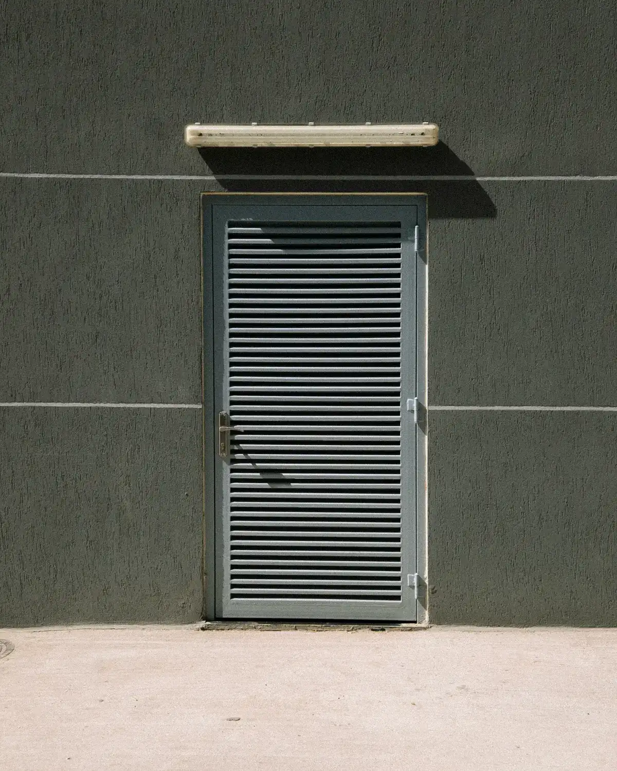 Electrochemical anodic oxide crystalline layer on architectural aluminum panel