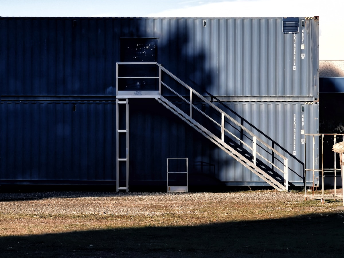 Detachable Containers Detachable vs. Flat Pack: What's the Difference?