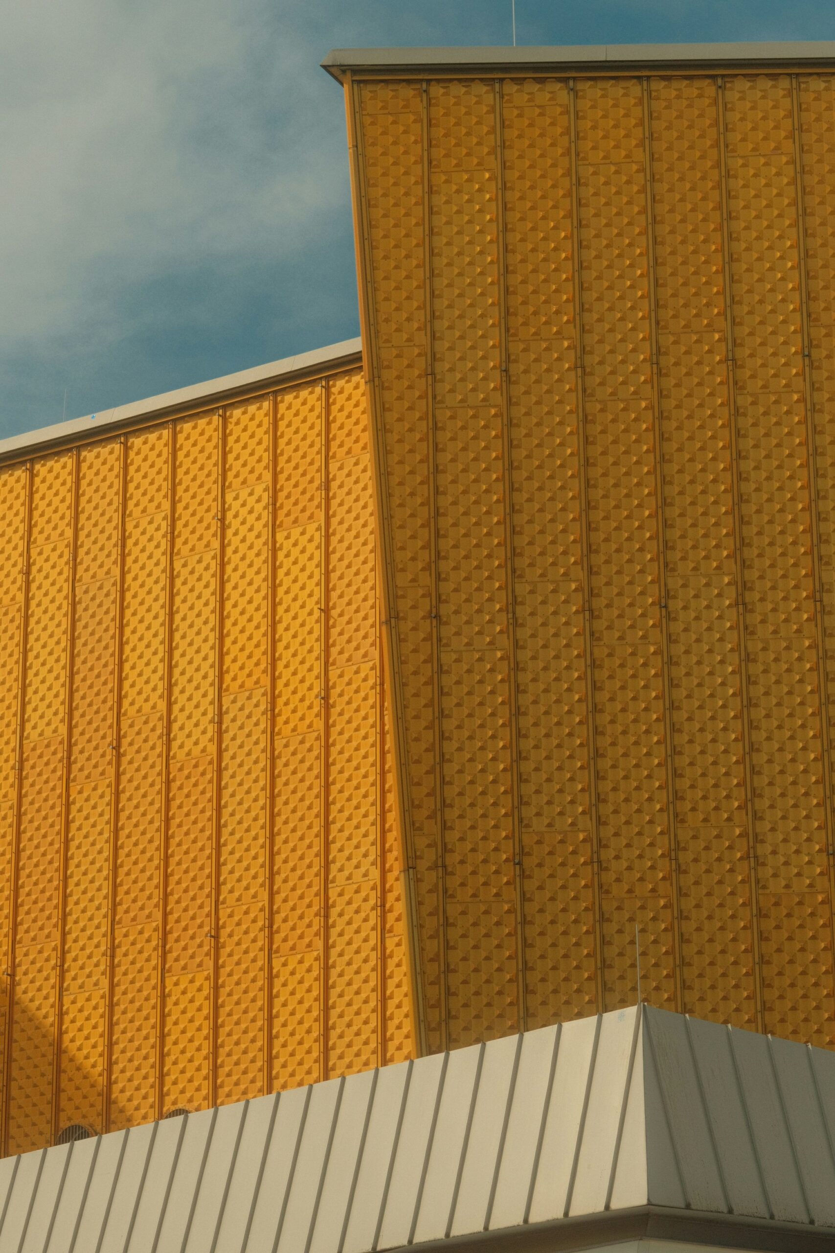 Hyper-realistic close-up photography of two polypropylene honeycomb panel sections joined together, with a visible, neatly applied bead of sealant along the joint line, highlighting the sealing process, under bright, even workshop lighting, clean composition, no text, no brand logo