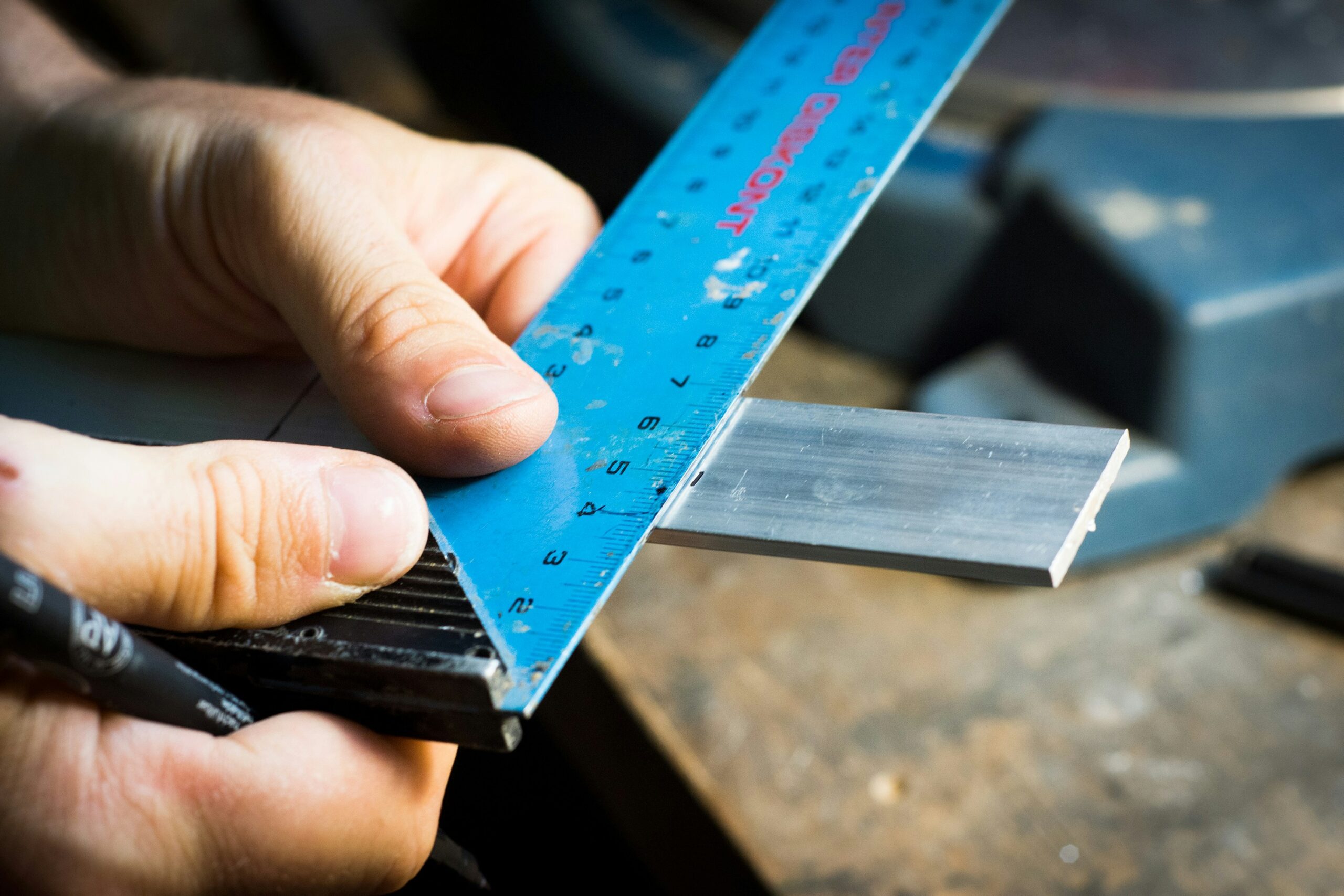 Hyper-realistic close-up product photography of a cross-section of a foam sandwich panel, highlighting the consistent core density and uniform cell structure. A digital caliper is precisely measuring the thickness, demonstrating adherence to tight tolerances. Soft, even studio lighting. No text, no brand logos, clean composition.