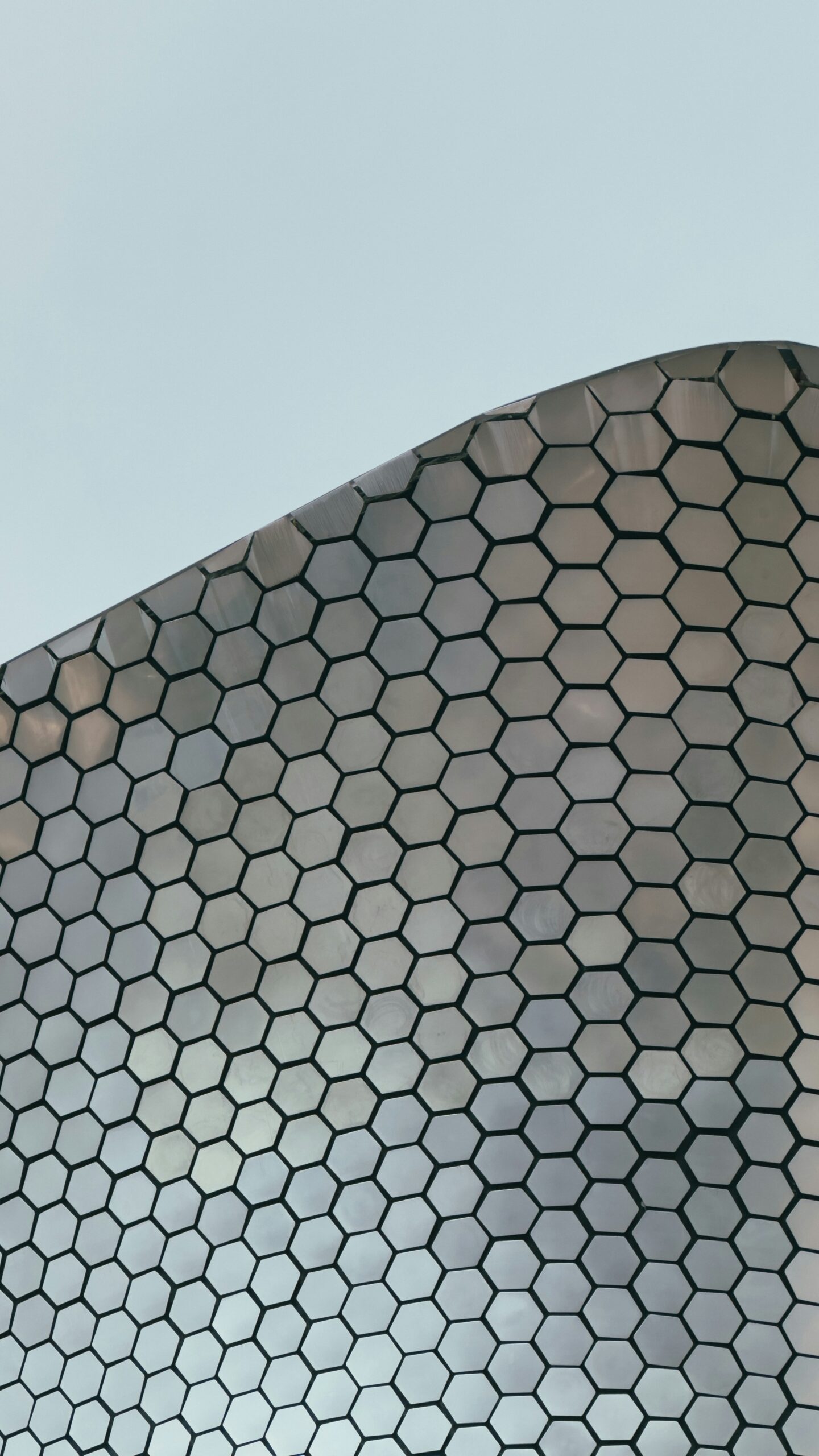 Hyper-realistic photography of a polypropylene honeycomb panel, with a small, controlled crack or stress mark on its surface, and a clear liquid (representing a chemical) seeping into the crack, illustrating combined stress, under dramatic, high-contrast lighting, clean composition, no text, no brand logo