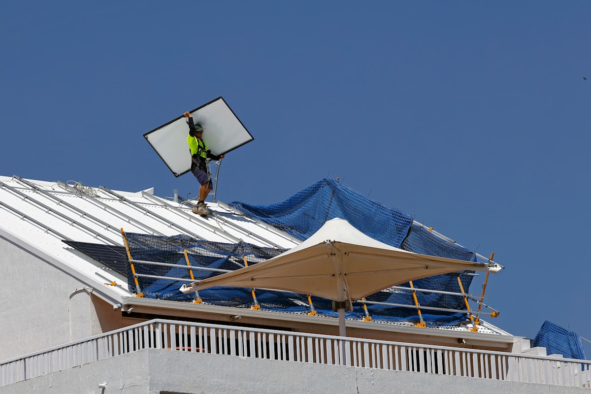 Preflex SIP Roof Lifting and Positioning SIP Roof Panels