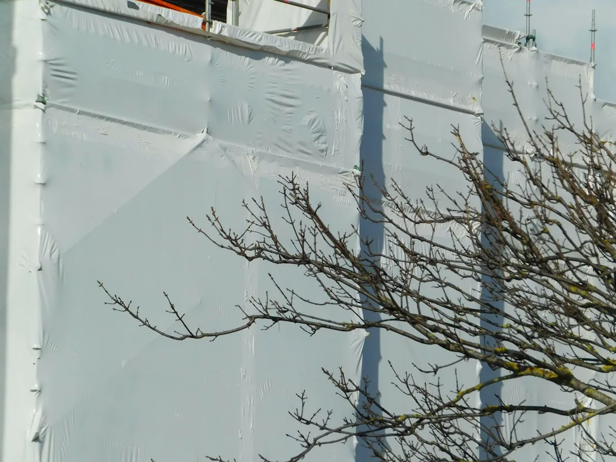 Acoustic damping and vibration attenuation test comparison on architectural facade panels